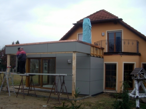Meisterdach online Faserzementplatten an einem Wohnhausanbau